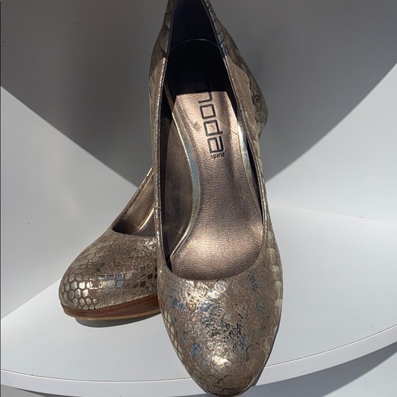 Moda Spana metallic gold pumps.  SZ 6 1/2 - Picture 2 of 5